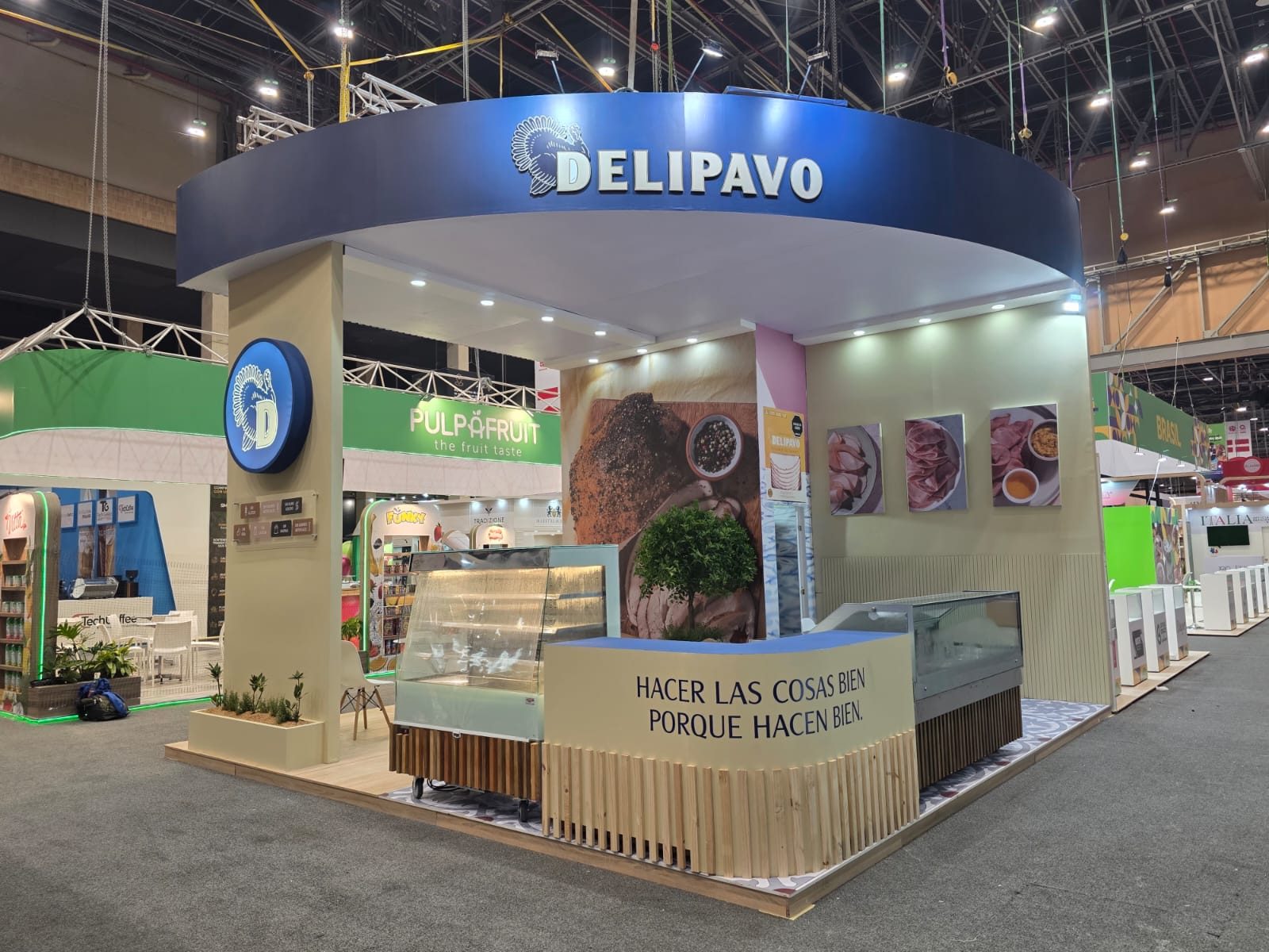 Stand Delipavo con vitrina refrigerada