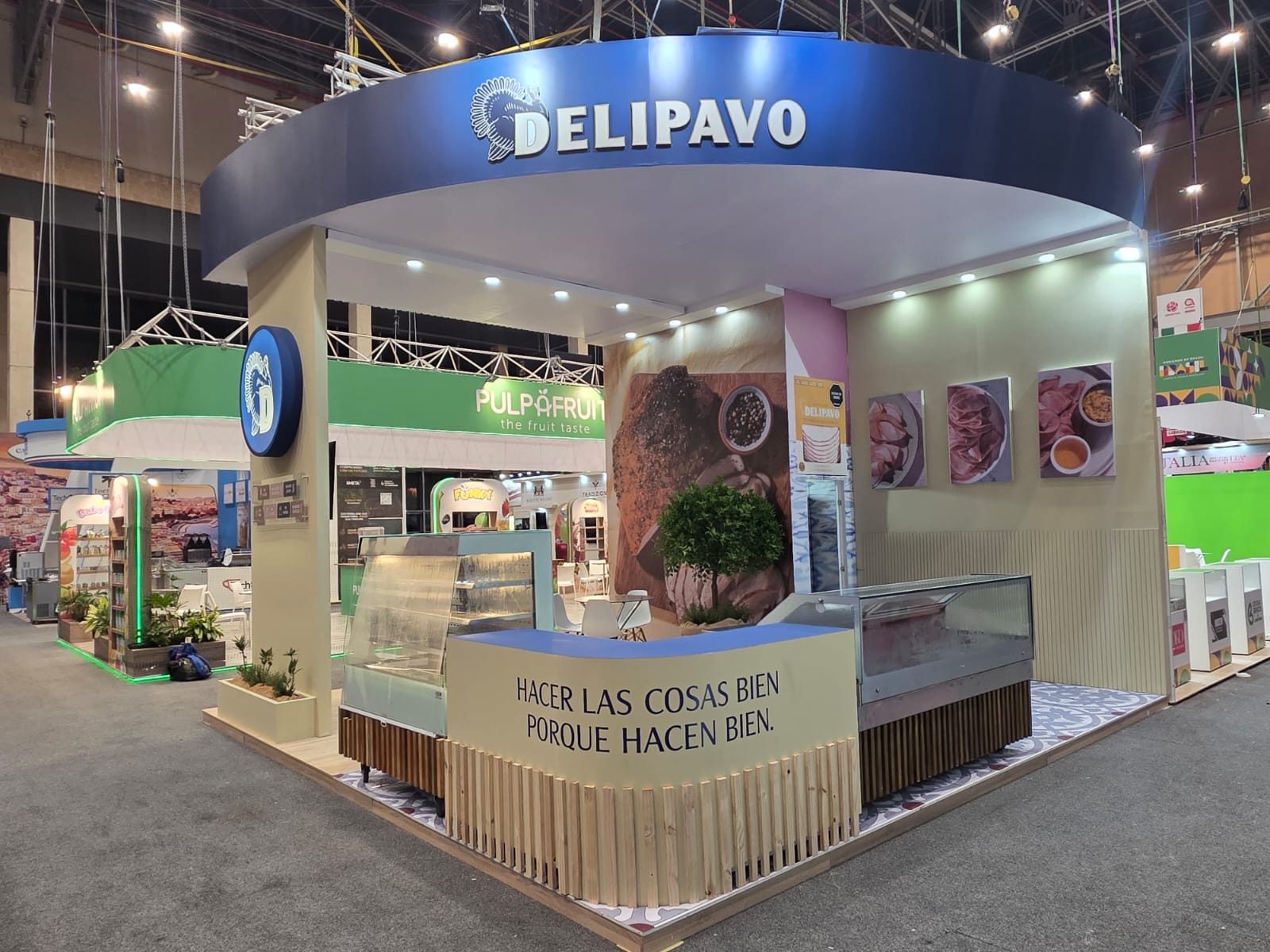 Stand Delipavo vista general nocturna