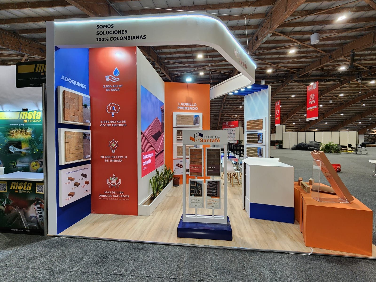 Stand Ladrillera Santafé exhibiendo ladrillo gran formato