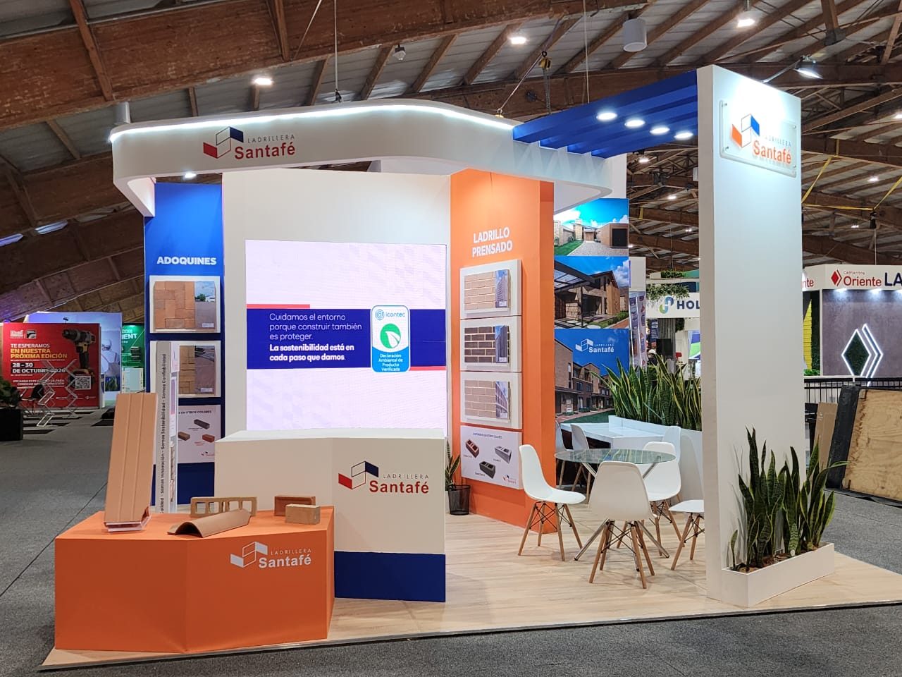 Stand Ladrillera Santafé con mensaje soluciones 100% colombianas