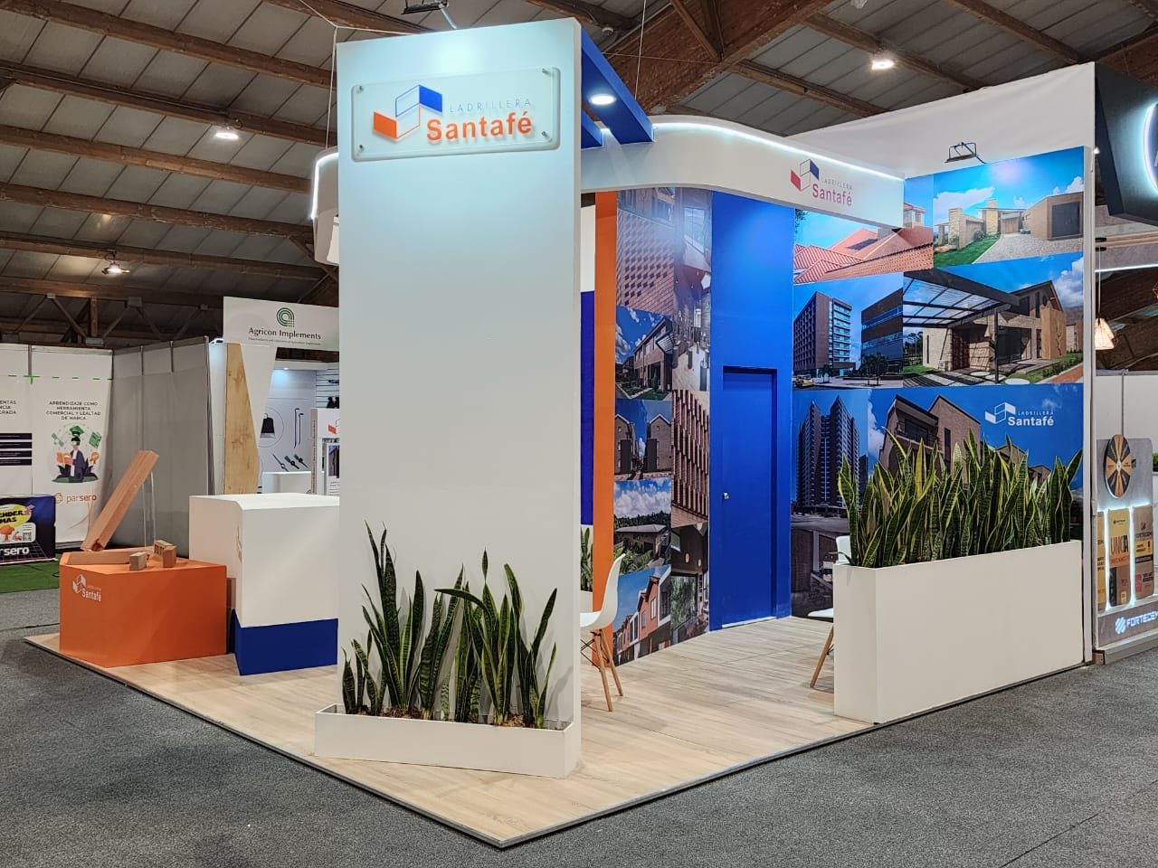 Torre de acceso del stand Ladrillera Santafé