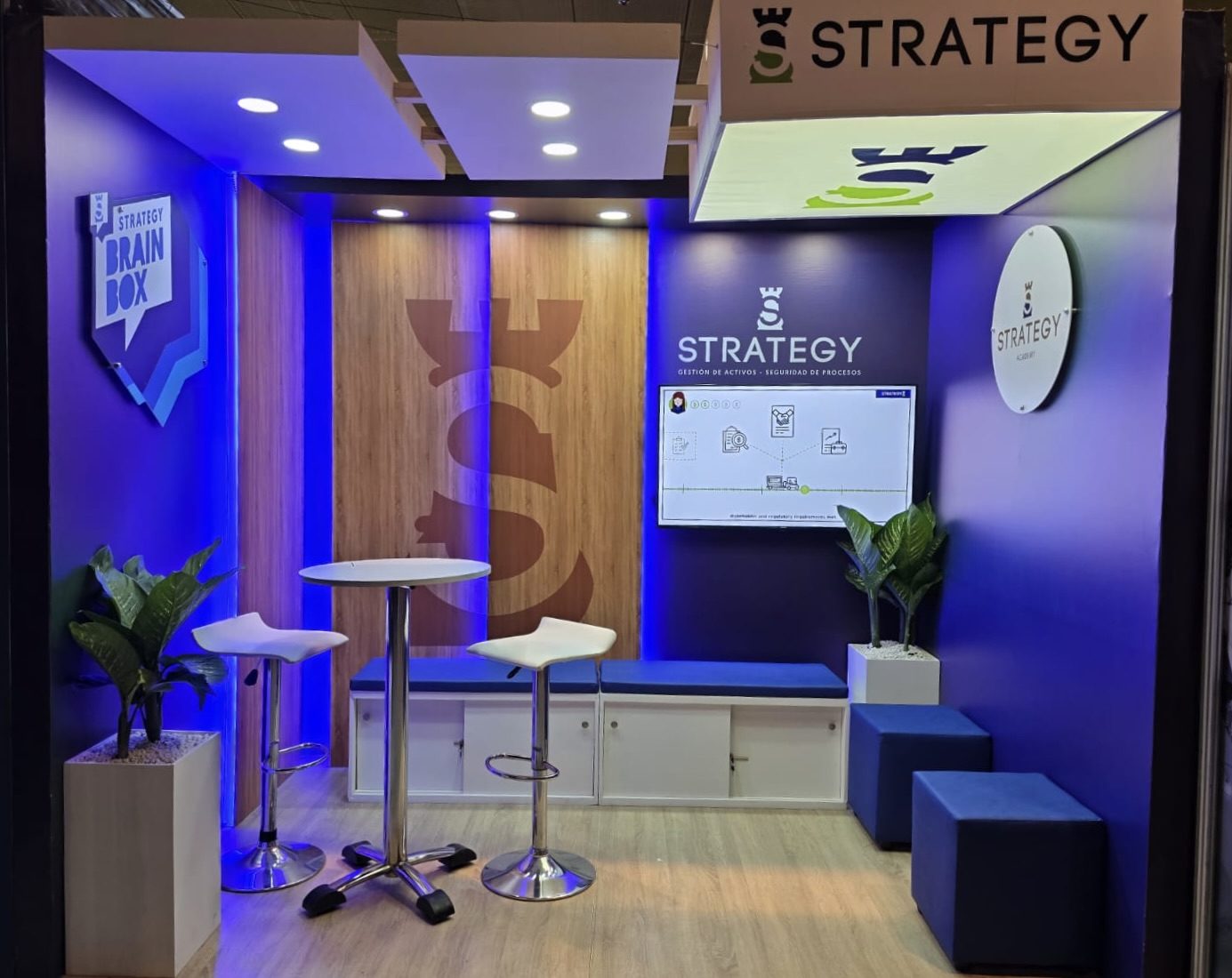 Stand Strategy con iluminación azul