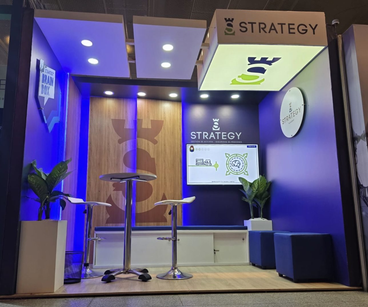 Stand Strategy con pantalla y mobiliario alto