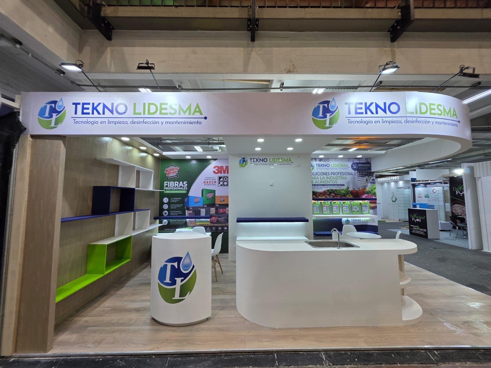 Stand Tekno Lidesma vista frontal con estanterías