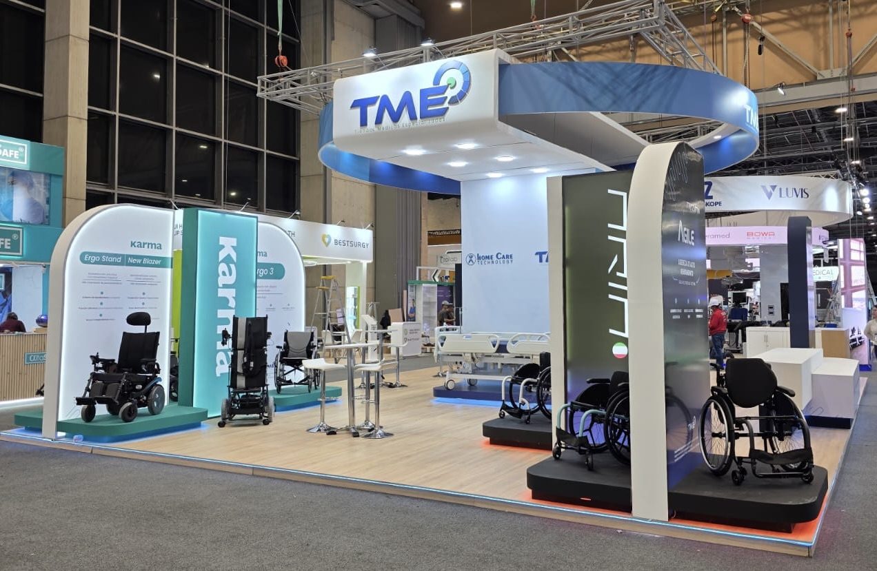Stand TME con sillas de ruedas Karma en feria de tecnología médica