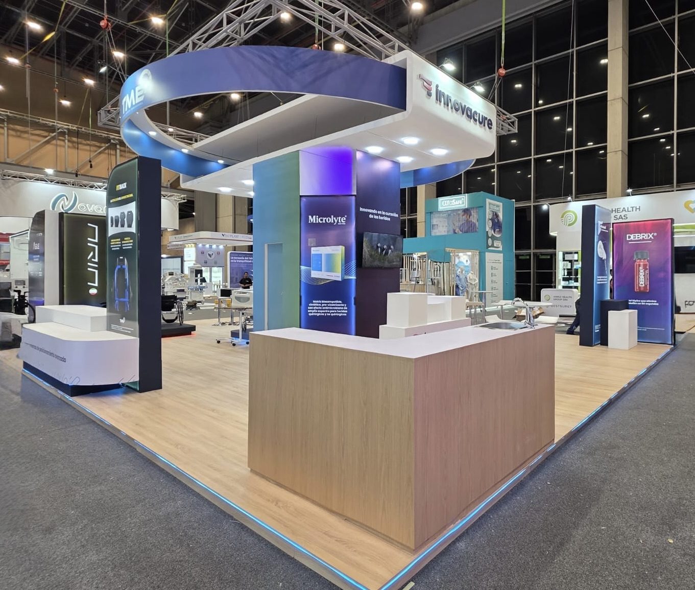 Stand Innovacure con barra de atención en madera